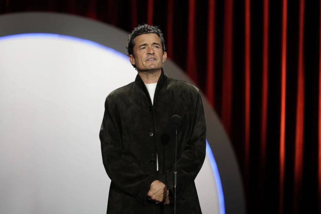 El look informal de Orlando Bloom.
