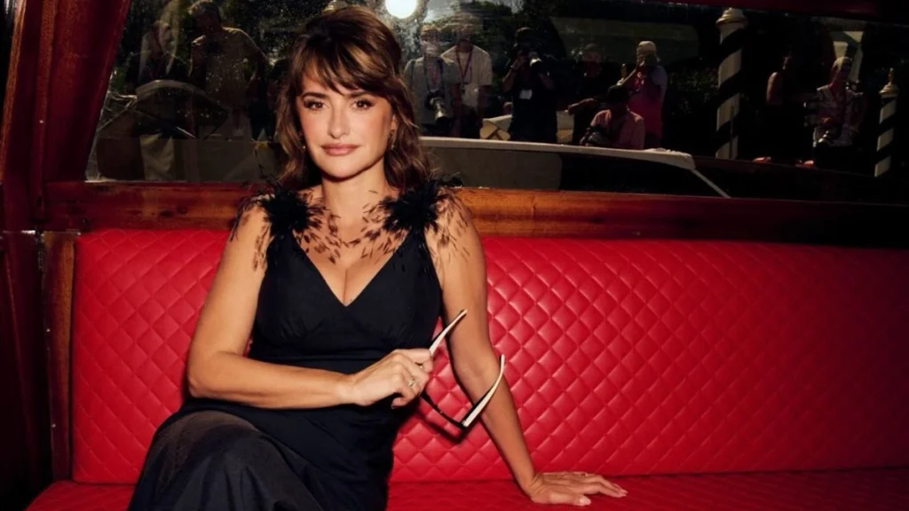 Penélope Cruz también lució un diseño con plumas en Venecia.