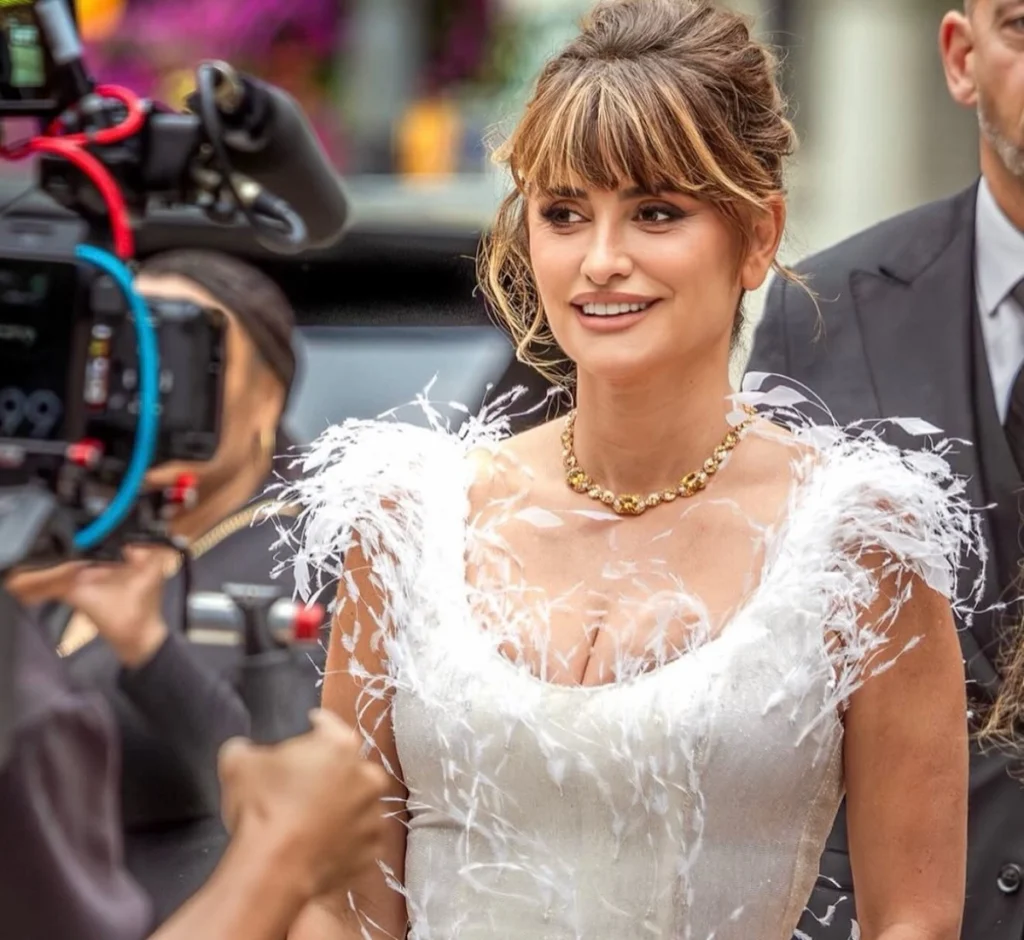 Penélope Cruz, con un vestido blanco de plumas de Christian Cowan.
