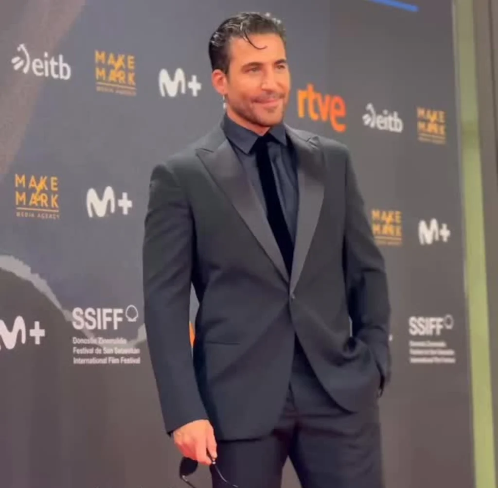 Miguel Ángel Silvestre, con un elegante traje clásico negro.