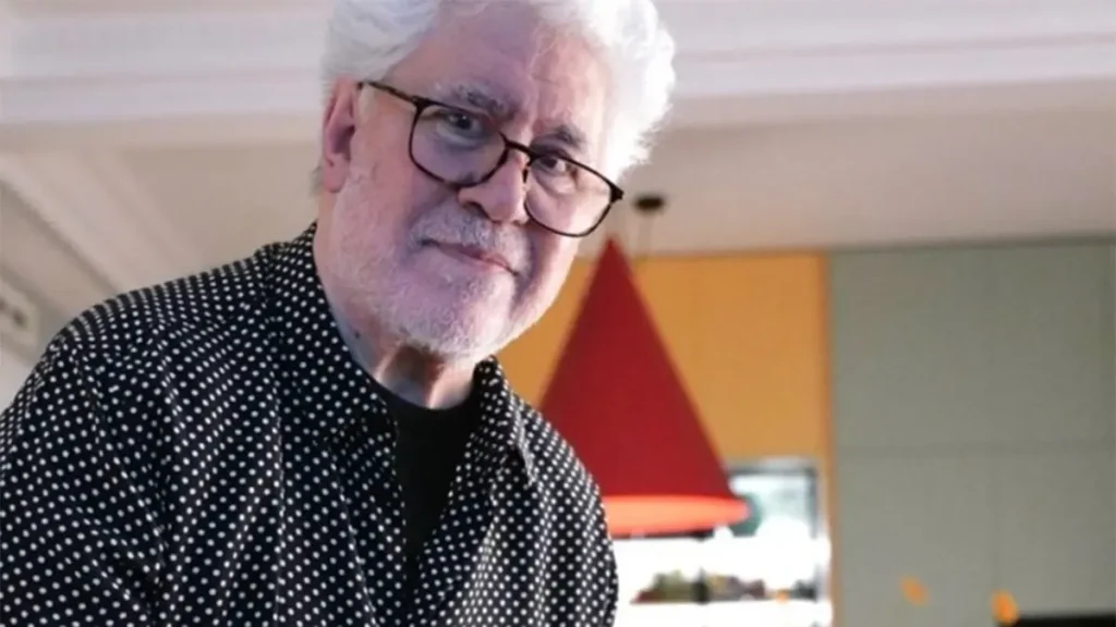 Carlos Boyero lanza una indirecta a Pedro Almodóvar por el éxito de 'La bola negra' y obtiene respuesta desde El Deseo.