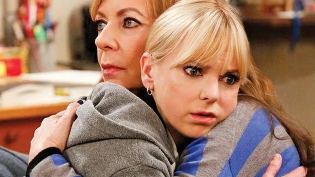 Chuck Lorre y Anna Faris no terminaron bien tras 'Mom' y ahora él se ha quedado a gusto en su libro 'Sitcom'.