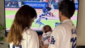 Barbara Palvin y Dylan Sprouse disfrutando de un partido de béisbol junto a su hija recién nacida.