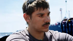 César Vicente, actor sevillano, busca a su padre tras el accidente de tren de Toledo. Viajaba en uno de los convoys siniestrados.