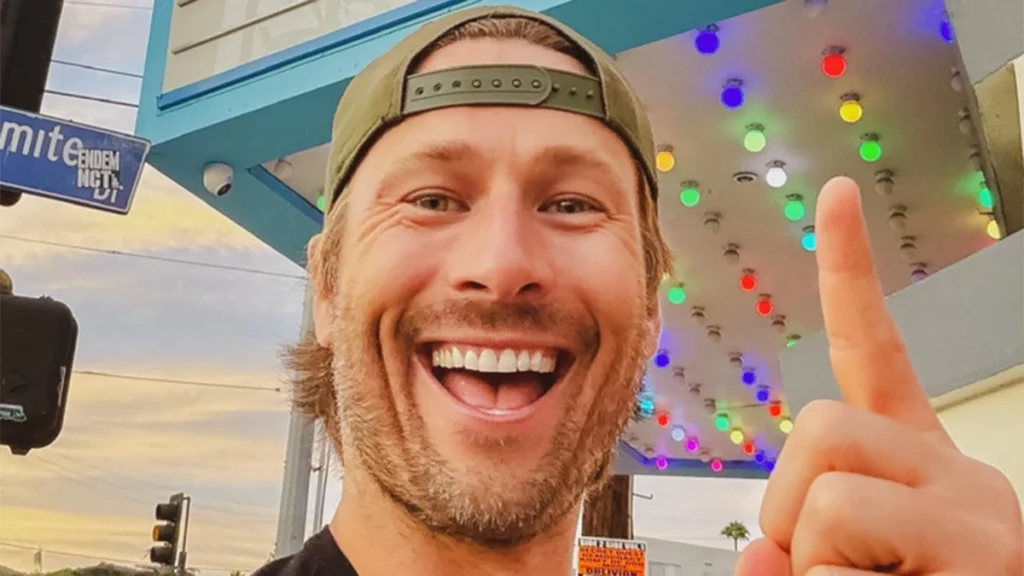 El actor cumple 38 años y en laCritica.es lo celebramos haciendo un repaso por las mejores películas de Glen Powell, ¡a ver si te las has visto todas!