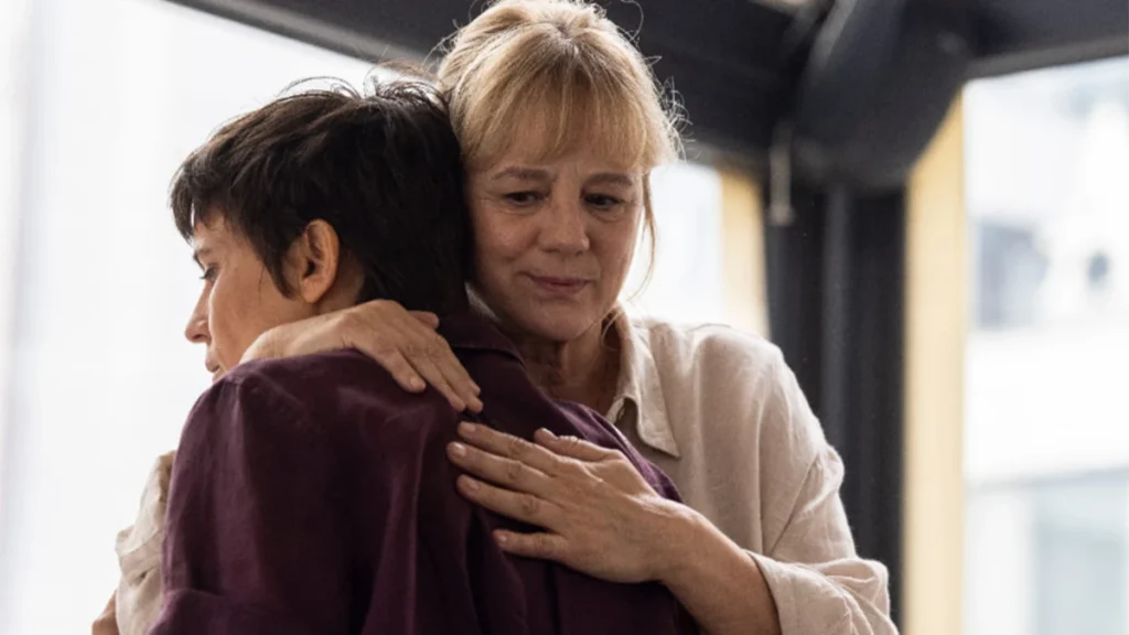 Elena Anaya y Emma Suárez abrazándose en la película 'Hermanas', que participa en Seminci 2026.