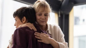 Elena Anaya y Emma Suárez abrazándose en la película 'Hermanas', que participa en Seminci 2026.