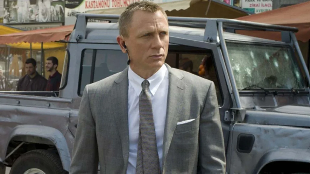Echa un vistazo a la subasta de James Bond, ¿te quedarías uno de sus trajes por entre 20.000 y 30.000 libras?