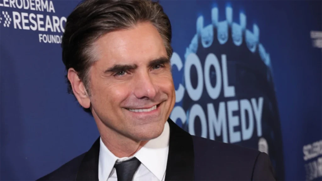 John Stamos recibe el premio Bob Saget, impulsado por el que fuese compañero suyo en la mítica serie 'Padres forzosos'.