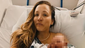 Kaley Cuoco da a luz a su segunda hija y posa con ella en el hospital.
