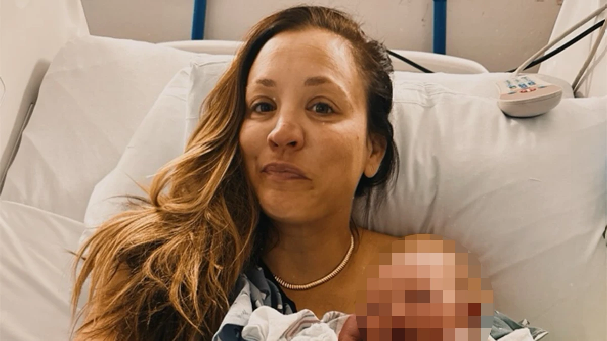 Kaley Cuoco da a luz a su segunda hija y posa con ella en el hospital.