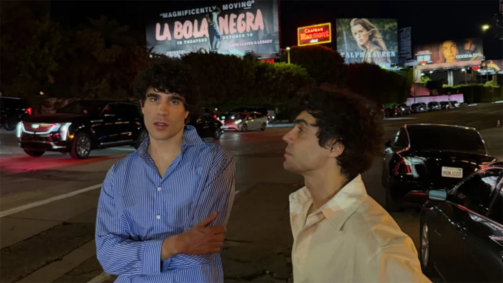 Javier Calvo y Javier Ambrossi disfrutando del estreno de 'La bola negra' en cines en Estados Unidos, ¡y de su gran taquilla!