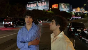 Javier Calvo y Javier Ambrossi disfrutando del estreno de 'La bola negra' en cines en Estados Unidos, ¡y de su gran taquilla!