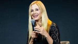 Mira Sorvino recoge la Biznaga de Oro del Festival de Málaga en la San Diego Comic-Con 2026 que se celebra en la ciudad por segundo año consecutivo.