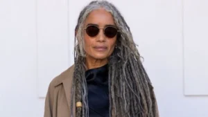 La actriz Lisa Bonet reaparece en París tras varios años alejada de la vida pública y los eventos multitudinarios.
