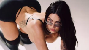 Megan Fox interpreta a una marca que comercializa un producto contra la disfunción eréctil.