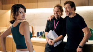 Penélope Cruz, sin vestido amarillo, junto a Javier Bardem durante las últimas horas del rodaje de 'Búnker'.