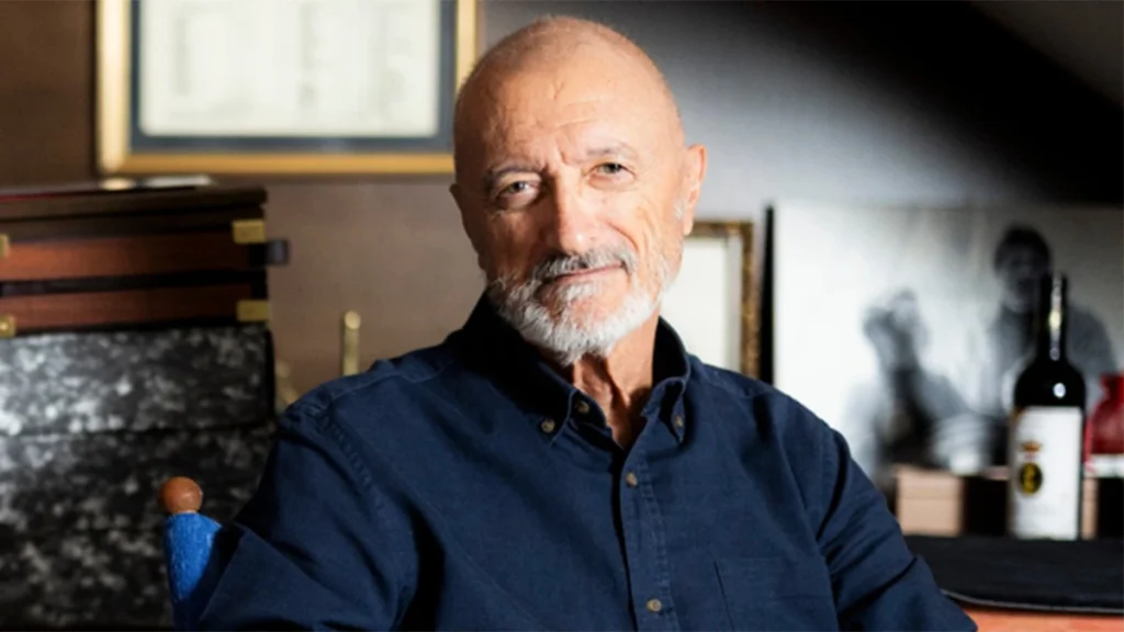 Arturo Pérez-Reverte es infeliz porque, a sus 75 años, es muy consciente de que no podrá traducir en nuevos libros todas las ideas que tiene en mente.