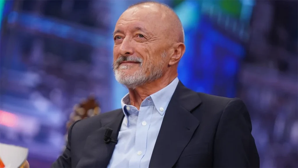 En el Día de la Hispanidad, no nombrar a Arturo Pérez-Reverte empieza a dejar de parecer una opción. ¡Descubre qué dijo en 2019 y por qué se recuerda todos los años!