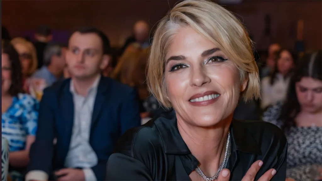 Selma Blair, detenida tras presuntamente haber intentado abrir la puerta de un avión y haber agredido a varias personas.