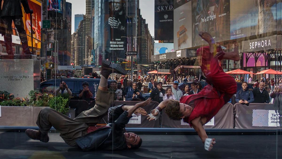 La película, que se estrena el 16 de octubre en España, se promociona con una acción impresionante, ¡monta una recreativa de 'Street Fighter' en Times Square con personajes reales!