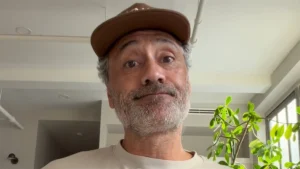 La película de Star Wars de Taika Waititi, anunciada en 2020, está en terreno pantanoso ahora mismo. ¡No se sabe si saldrá adelante o no!