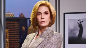 Teri Hatcher y su bob rubio son la nueva sensación del musical 'El diablo viste de Prada' en Londres. Menudo cambio, ¡no parece ella!
