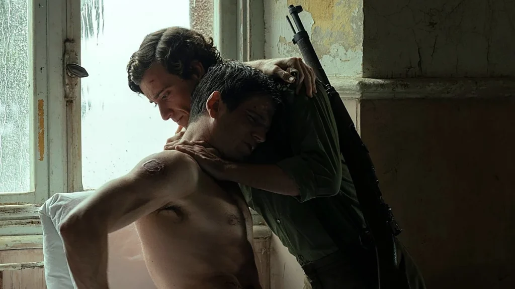 Guitarricadelafuente y Miguel Bernardeau, en una escena de 'La bola negra'.