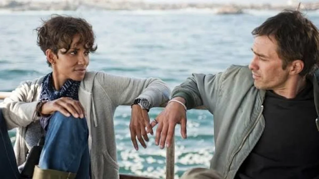 Halle Berry y Olivier Martinez, en la película 'Dark Tide'.
