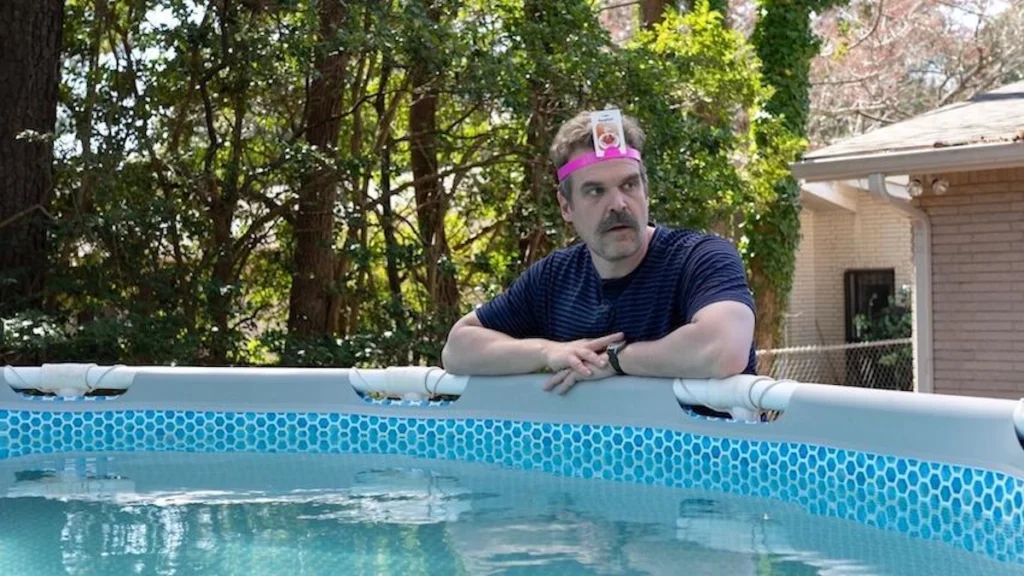 David Harbour es Floyd en 'DTF St. Louis'.