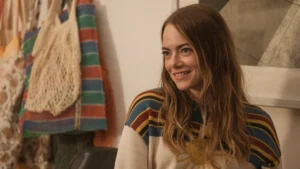 Emma Stone, en la serie 'The Curse', donde coincidió con Amanda Seyfried.