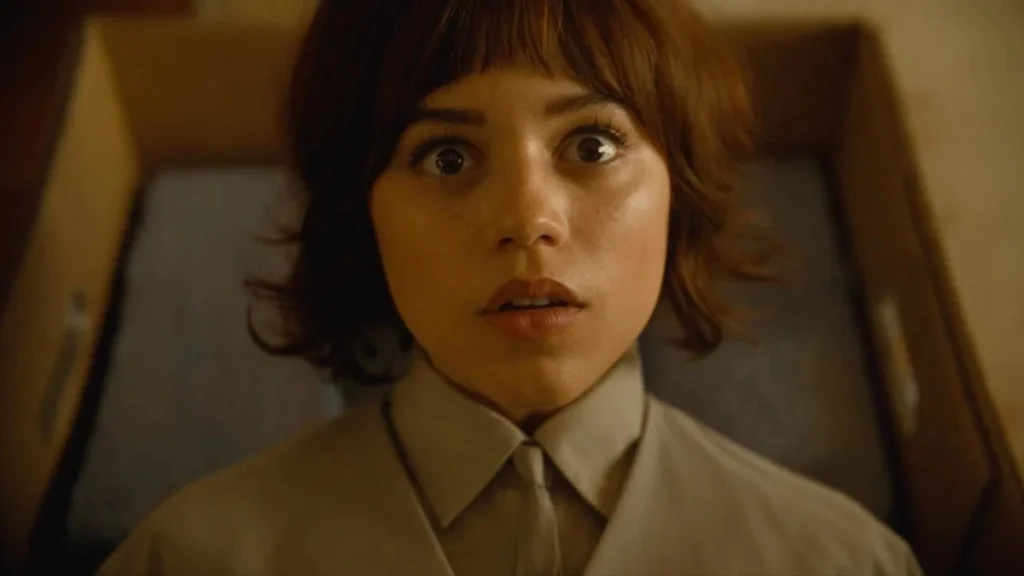 Escena de la película 'Klara y el sol', con Jenna Ortega.