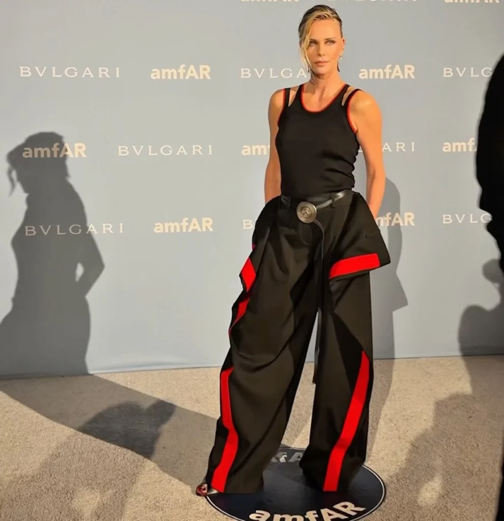 Charlize Theron, con un diseño de efecto óptico de Givenchy.
