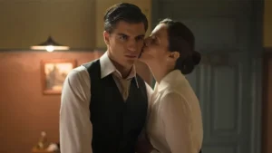 Aitana Sánchez-Gijón y Maxi Iglesias, en 'Velvet'.