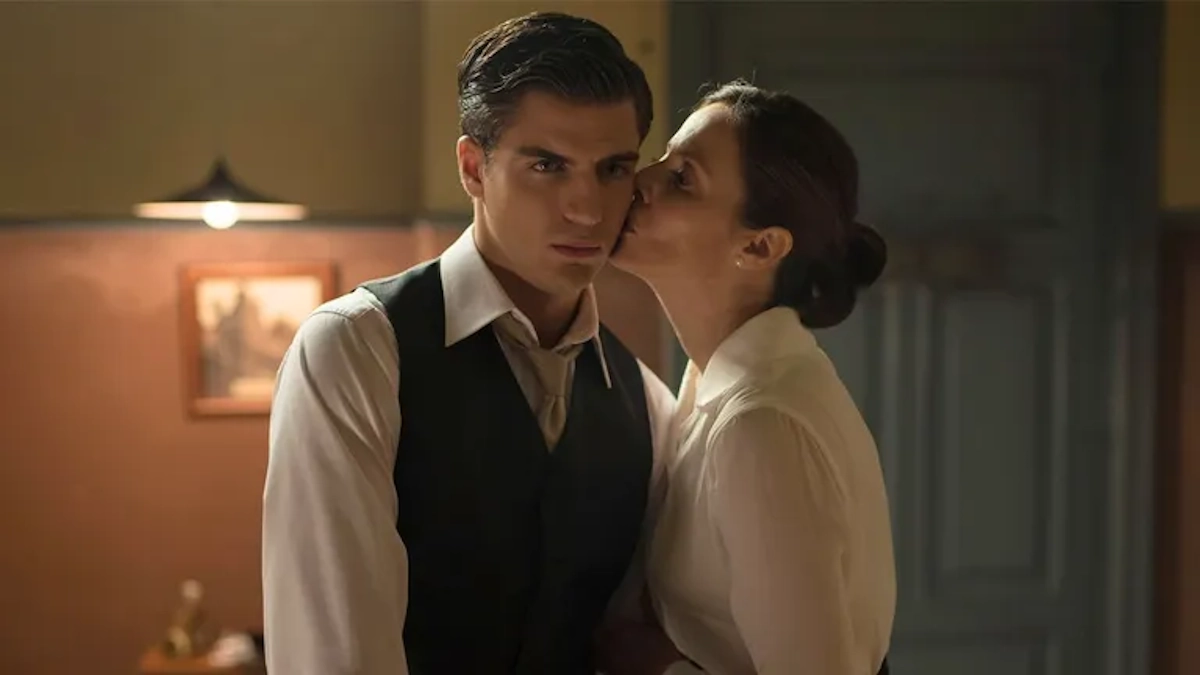Aitana Sánchez-Gijón y Maxi Iglesias, en 'Velvet'.