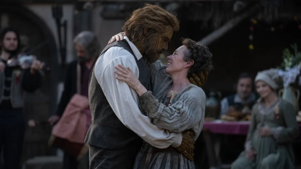 Escena de 'Wicker', con Alexander Skarsgård y Olivia Colman.